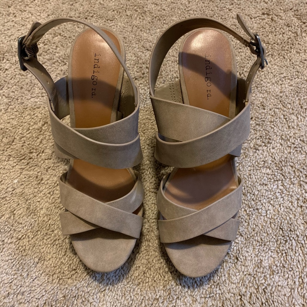 Indigo Rd. Brown suede wedges. - Picture 4 of 6